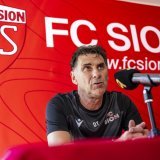 Didier Tholot, entraineur du FC Sion, parle lors d'une conference de presse du FC Sion avant le debut du championnat de Super League le vendredi 19 juillet 2024 a Riddes. (KEYSTONE/Jean-Christophe Bott)